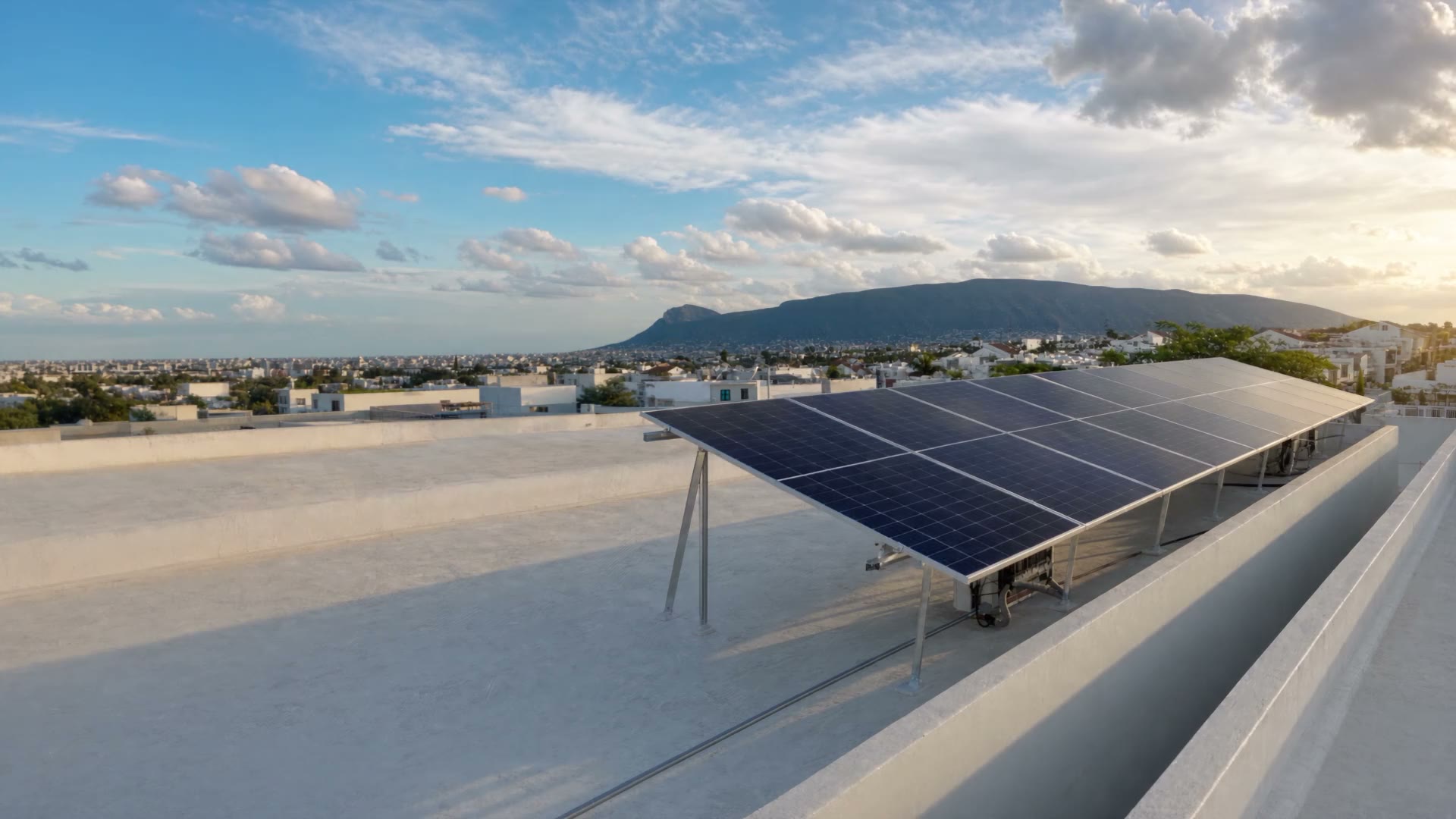 Arreglo de paneles solares sobre estructura elevada, instalado por Solara Inova en Monterrey